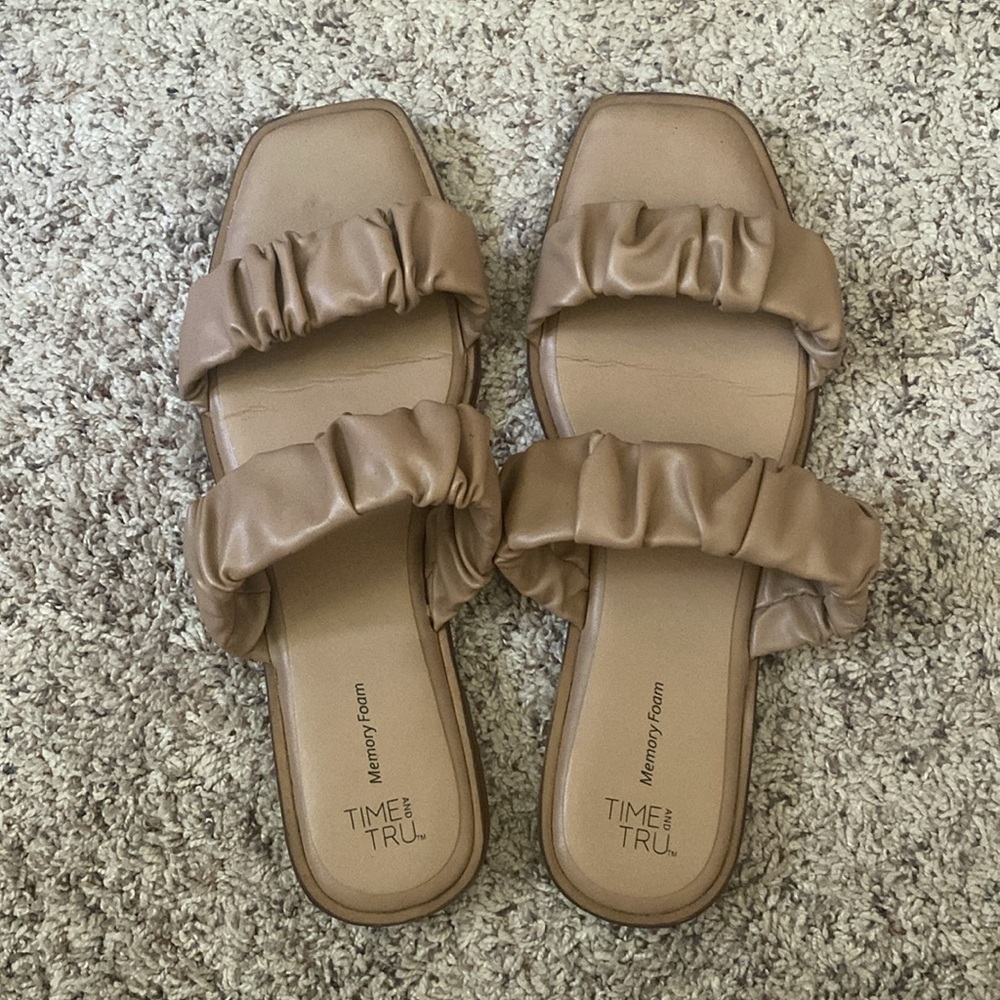 Time and Tru Women’s Ruched Strap Sandal with memory foam footbed size 9 - Picture 2 of 7